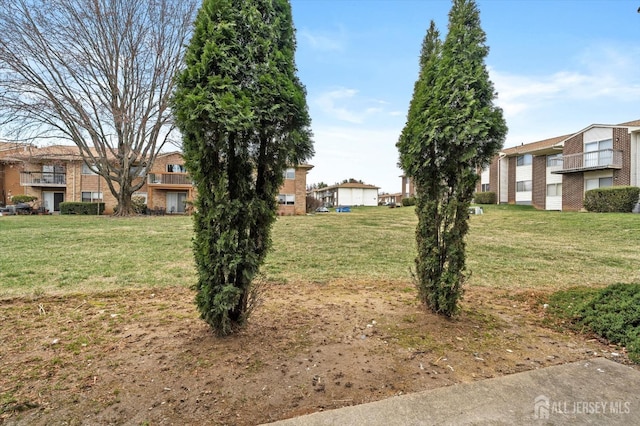 511 Bradley Ct, South Brunswick, NJ 08540 - view of yard featuring a residential view