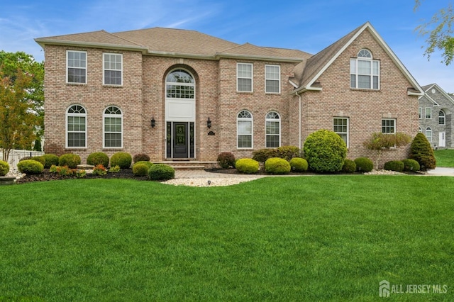 colonial home featuring a front yard