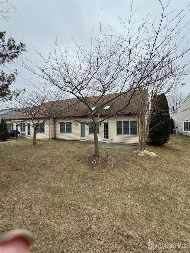 view of front of home featuring a front yard