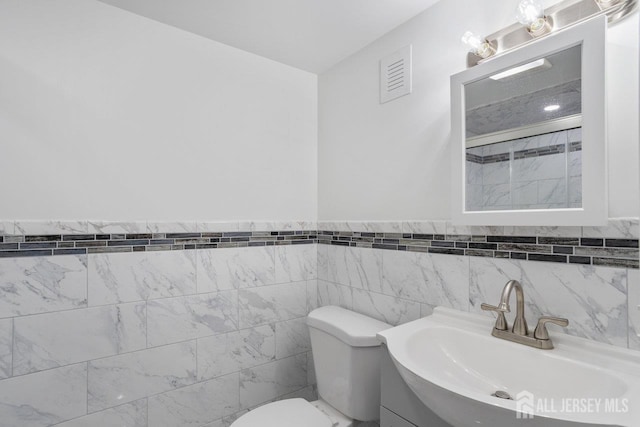 118 Hillside Ave, Woodbridge Proper, NJ 07095 - bathroom with vanity and tile walls