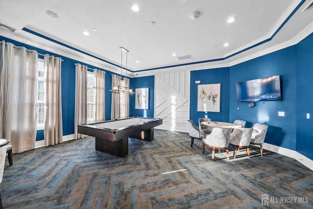 playroom with a tray ceiling, a barn door, carpet floors, and visible vents