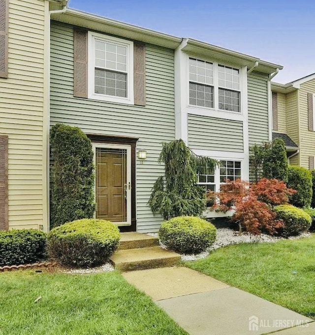 view of front of home featuring a front yard