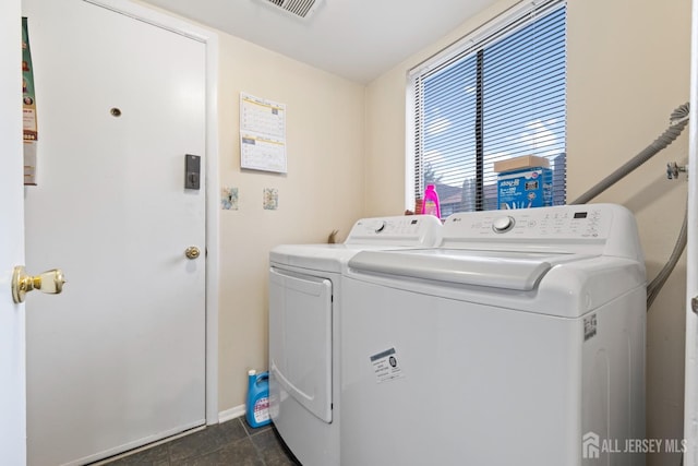 laundry room featuring visible vents, washing machine and clothes dryer, laundry area, and baseboards