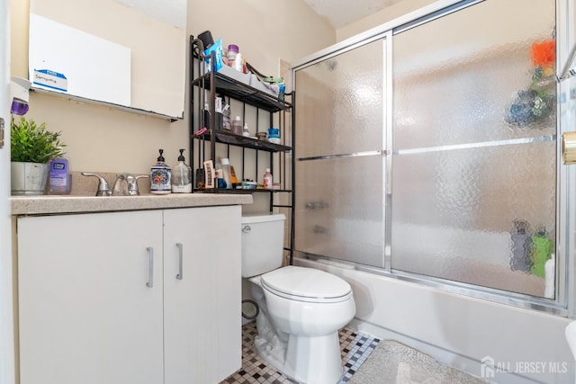 full bathroom with toilet, vanity, and enclosed tub / shower combo