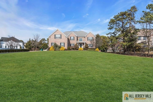 view of front of property featuring a front yard