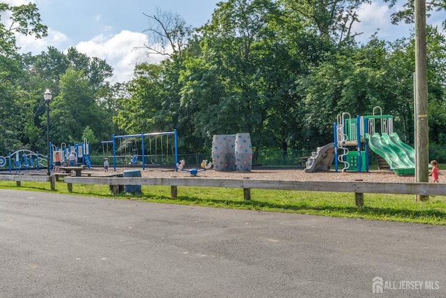 324 Greene Ave, Middlesex, NJ 08846 - view of community jungle gym