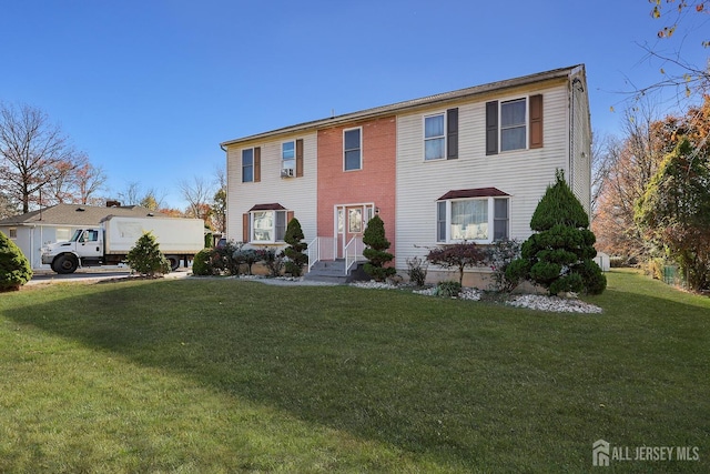 view of front of property featuring a front yard