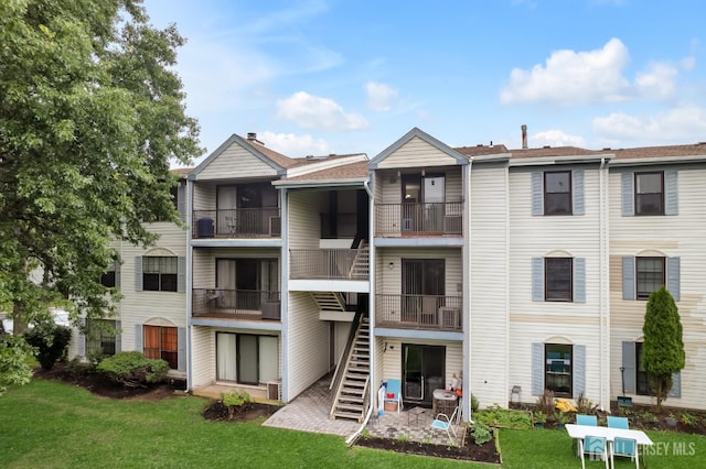 352 Lancaster Ct, Piscataway, NJ 08854 - view of building exterior with stairway
