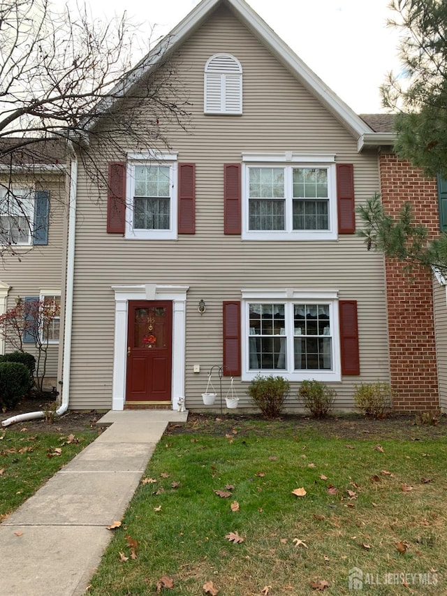 multi unit property featuring a front lawn