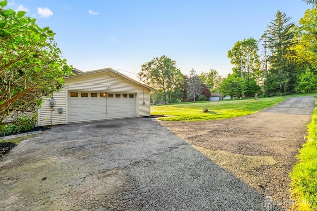 4 Hickory Trl, Flemington, NJ 08822 - garage with asphalt driveway