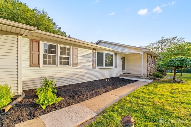 4 Hickory Trl, Flemington, NJ 08822 - view of front facade featuring a front yard