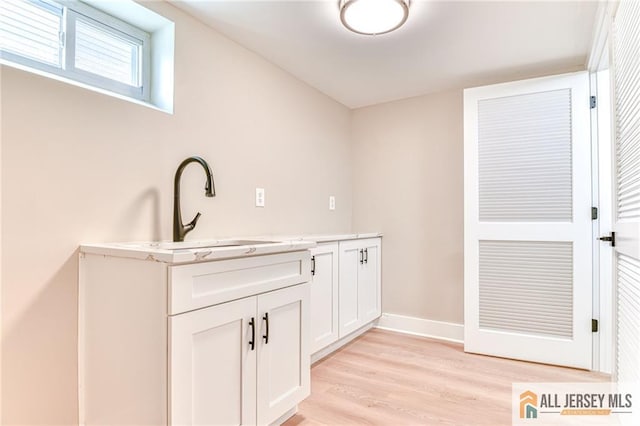 32 Campbell Ave, Edison, NJ 08817 - bar featuring light wood-style floors, a sink, and baseboards