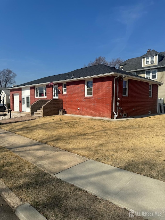 single story home featuring brick siding and a front lawn