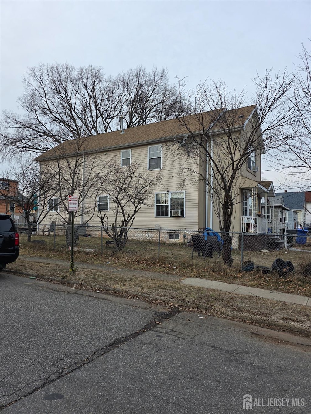 view of front of house with a fenced front yard