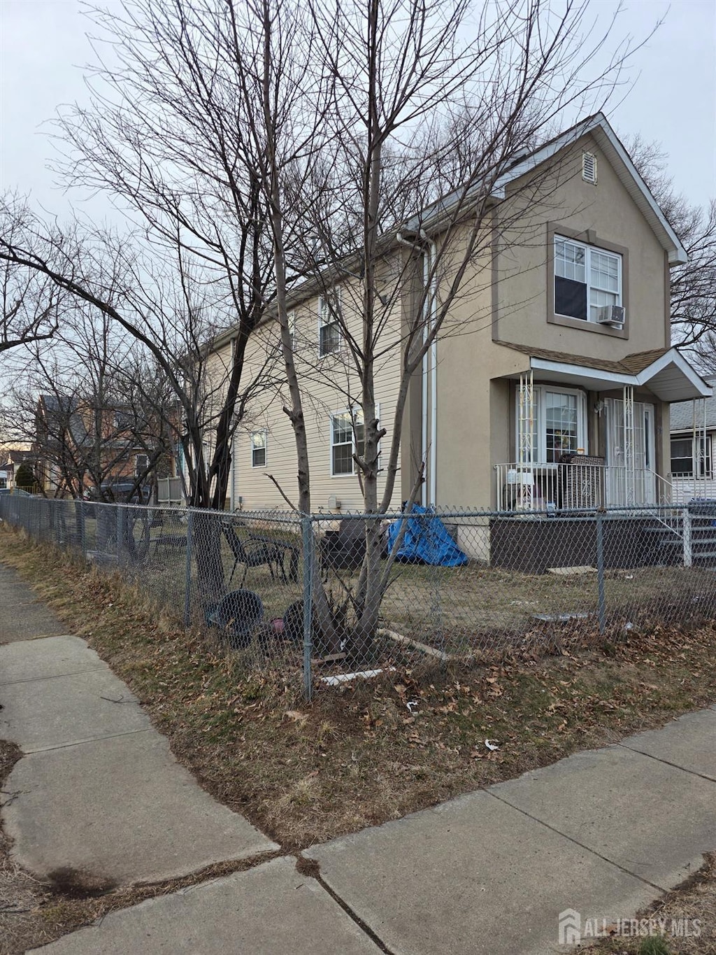 view of front of property with a fenced front yard and stucco siding