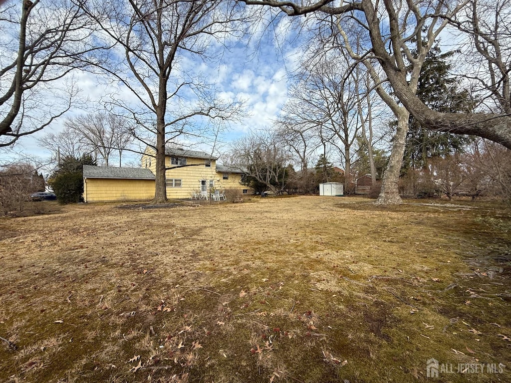 view of yard with an outbuilding