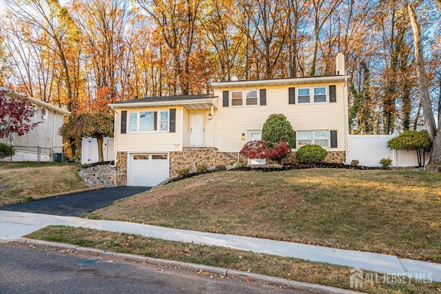 view of front of property featuring a front lawn and a garage