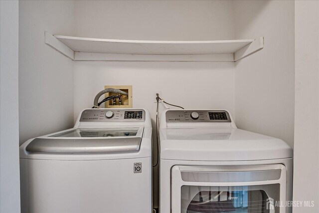 laundry room featuring laundry area and independent washer and dryer