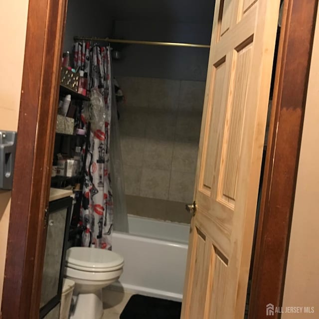 335 Alpine St, Perth Amboy, NJ 08861 - bathroom with toilet and shower / bath combination with curtain