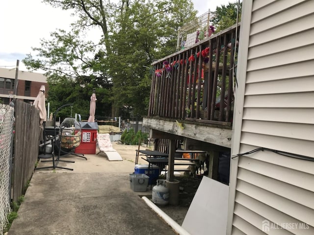 335 Alpine St, Perth Amboy, NJ 08861 - view of patio / terrace