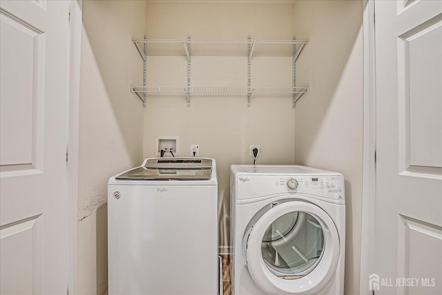 laundry room with washing machine and clothes dryer