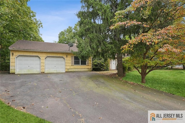 view of front facade featuring a front yard and a garage