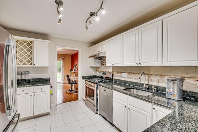 142 Maplewood Ct, Edison, NJ 08820 - kitchen with stainless steel appliances, a sink, white cabinetry, under cabinet range hood, and decorative backsplash