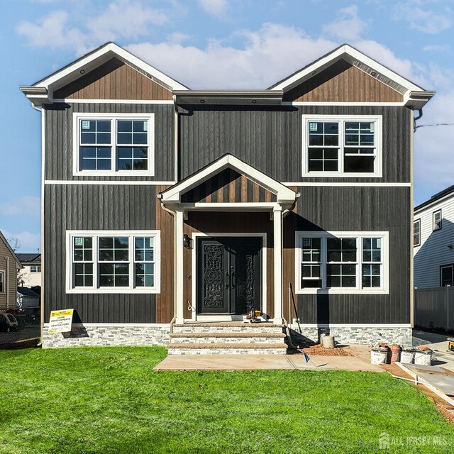 view of front of home with a front lawn