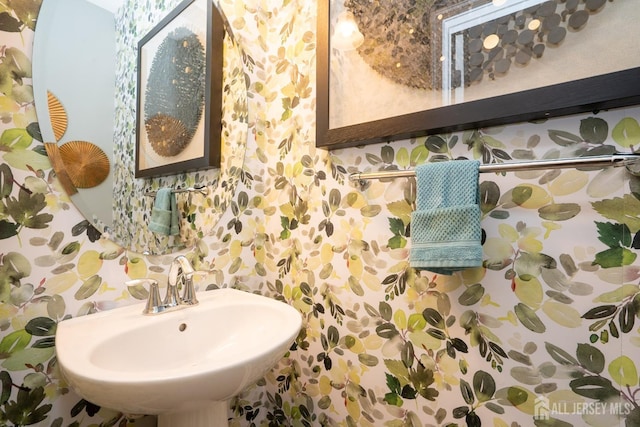 4 Woodrose Ln, Monroe, NJ 08831 - bathroom featuring wallpapered walls and a sink