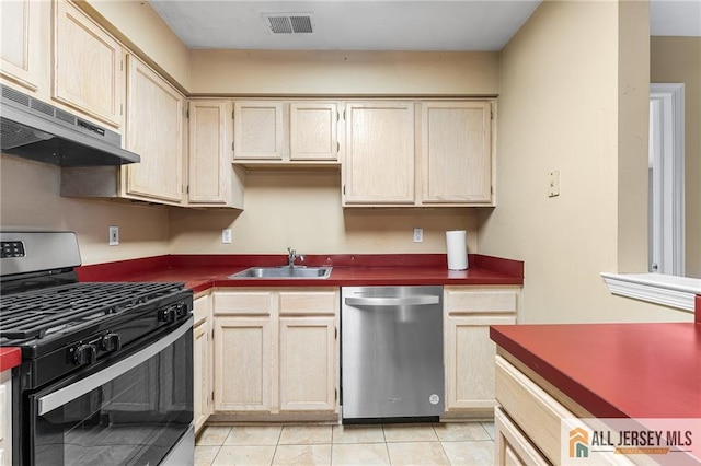 kitchen with visible vents, dark countertops, appliances with stainless steel finishes, under cabinet range hood, and a sink