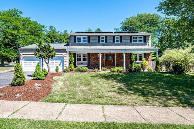 view of front of home featuring a garage and a front yard