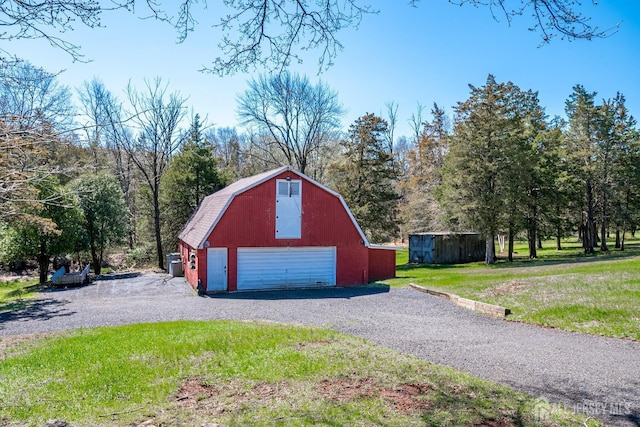 80 Gates Rd, Franklin Twsp, NJ 08873 - detached garage featuring gravel driveway