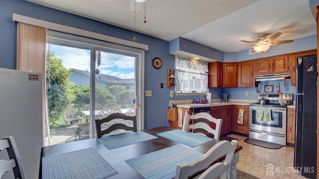 437 Belford Rd Unit B, Monroe, NJ 08831 - kitchen with electric stove, ceiling fan, freestanding refrigerator, under cabinet range hood, and a sink