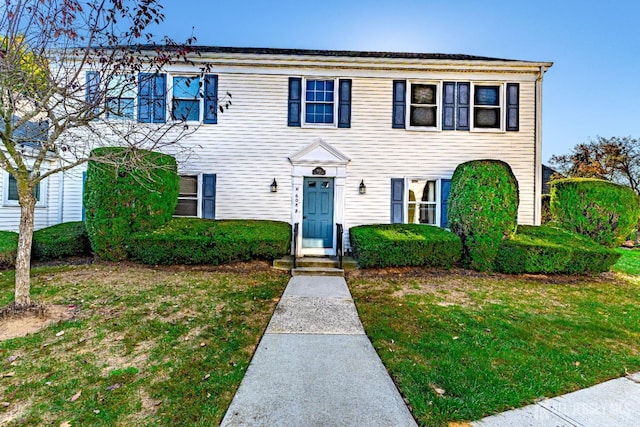 view of front of home featuring a front lawn