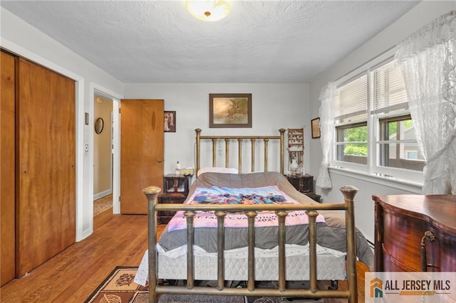 552 Parkview Ave, North Plainfield, NJ 07063 - bedroom featuring wood finished floors, a textured ceiling, and baseboards