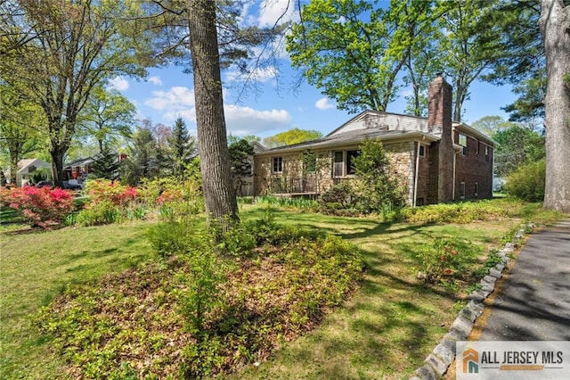 552 Parkview Ave, North Plainfield, NJ 07063 - view of front of home featuring a chimney and a front lawn