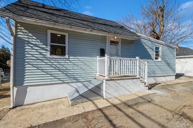 view of front of house featuring a shingled roof