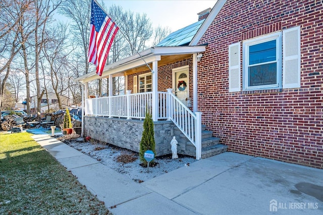 property entrance featuring a porch