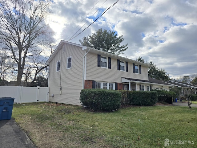 view of front facade with a front yard