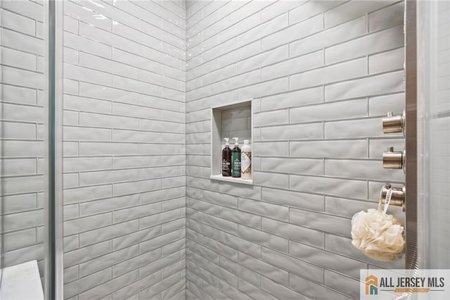 bathroom featuring tiled shower