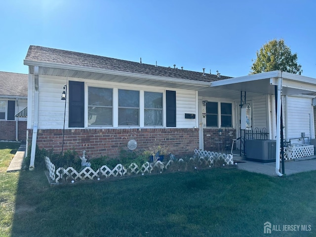 view of front of property with a front yard