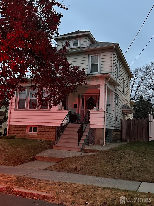 view of front facade with a front yard