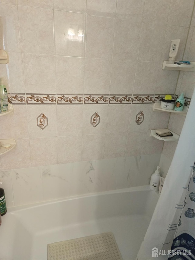 533 W Side Ave W, Perth Amboy, NJ 08861 - full bathroom featuring shower / bath combination with curtain