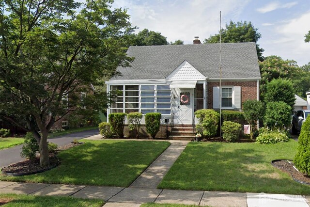 view of front of house with a front lawn