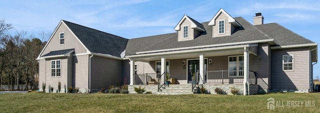 view of front facade featuring a porch and a front yard