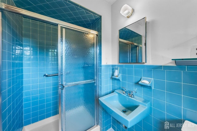 85 Hidden Lake Dr, North Brunswick, NJ 08902 - full bath with a shower with shower door and wainscoting
