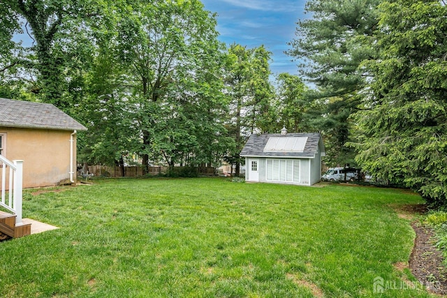 view of yard featuring an outbuilding