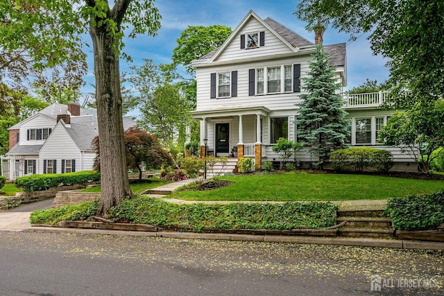 view of front of property featuring covered porch and a front lawn