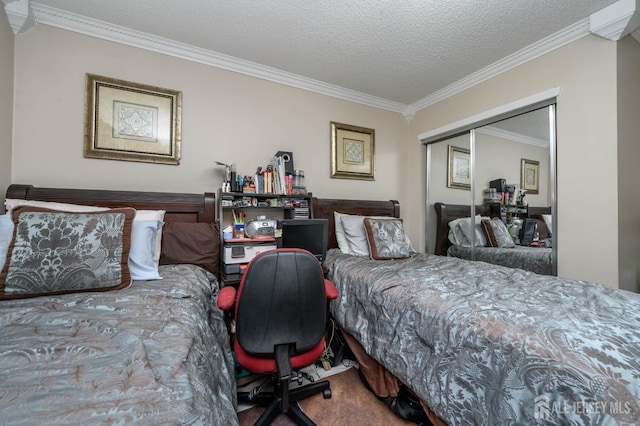 bedroom with carpet flooring, crown molding, a textured ceiling, and a closet