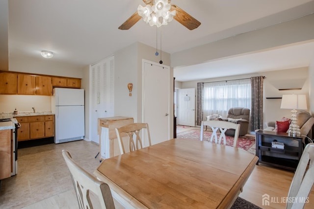 dining space with ceiling fan